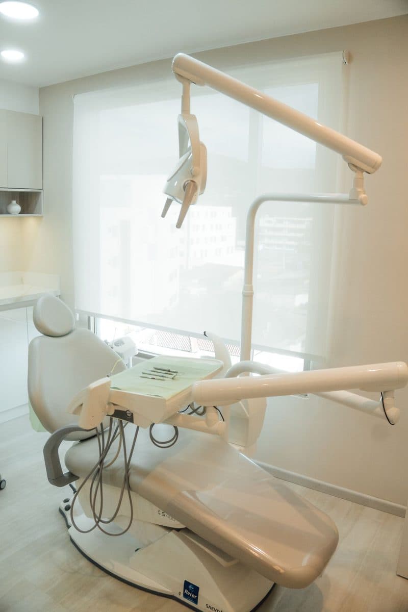 Jasny gabinet stomatologiczny z fotelem dentystycznym
