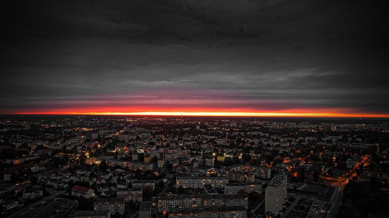Koszalin z lotu ptaka o zmierzchu